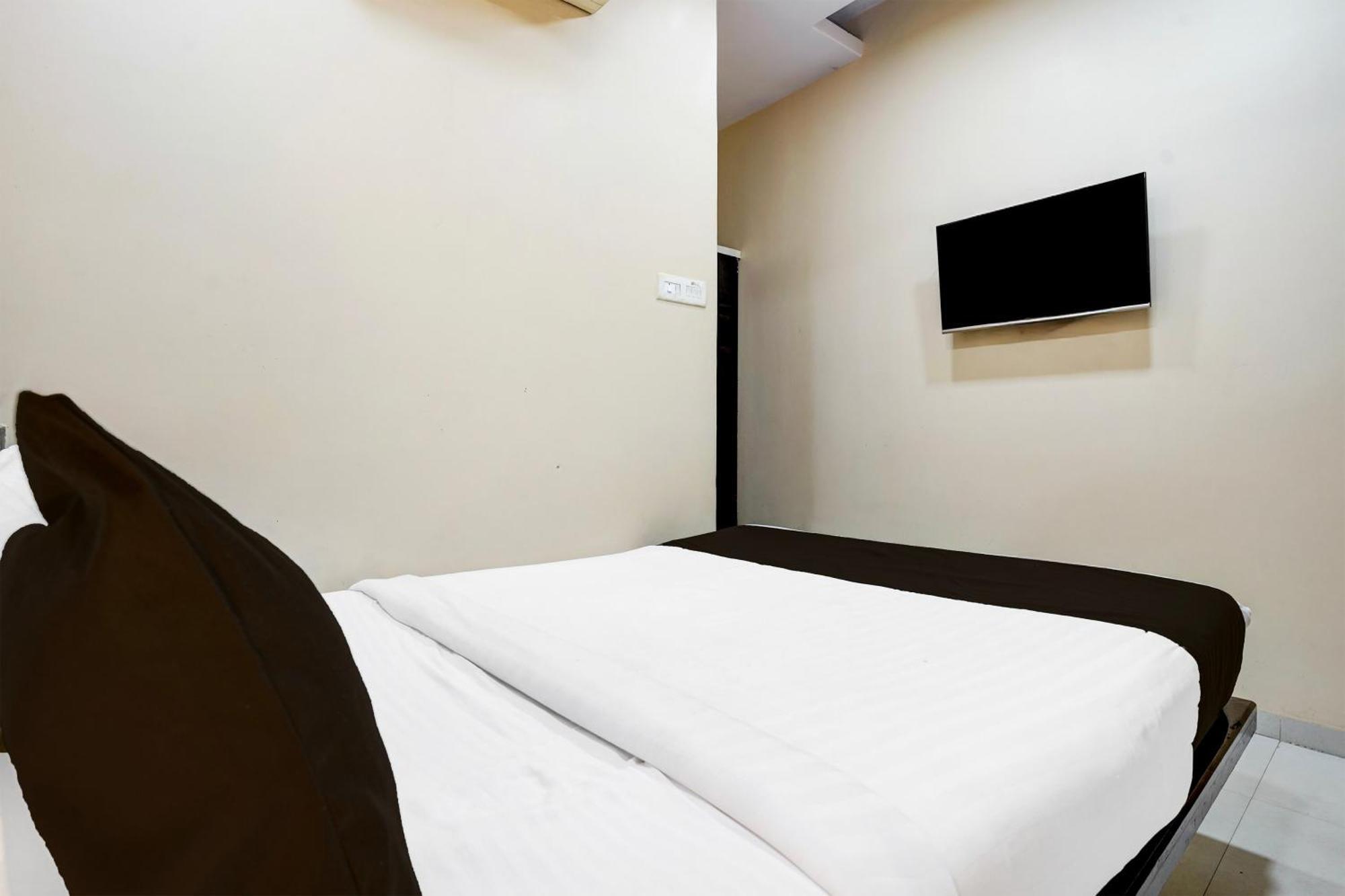 Airport Metro Hotel Мумбаи Экстерьер фото